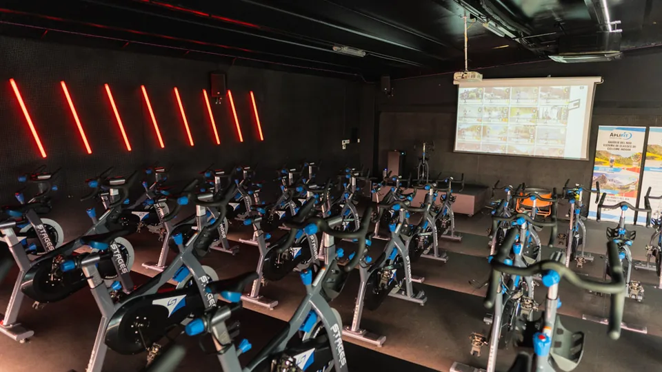 Sala Cycling amb pantalla i bicicletes