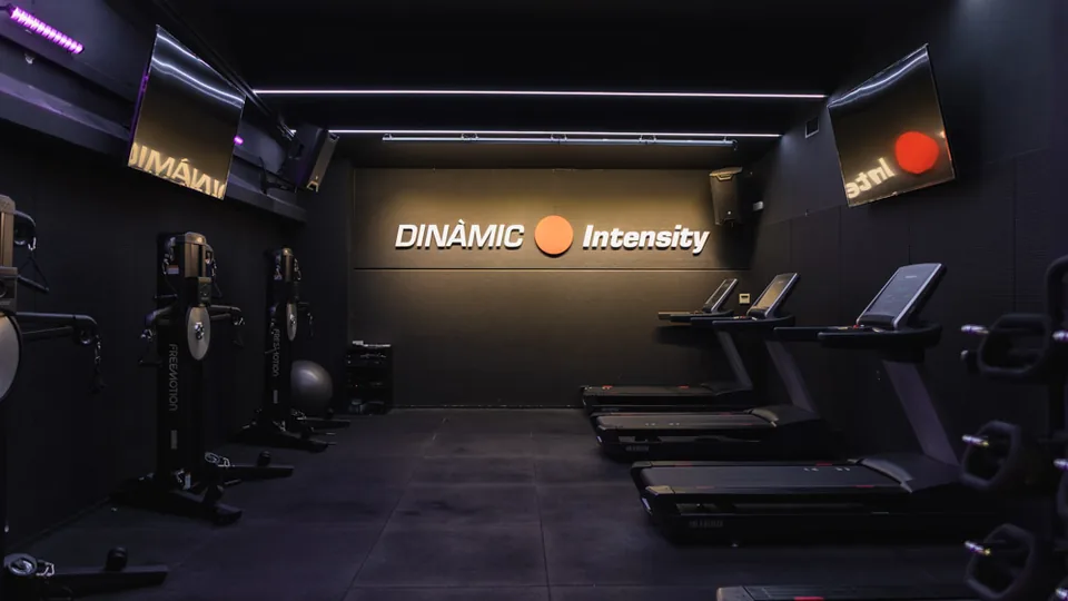 Sala Intensity amb cintes de córrer i llum de neó